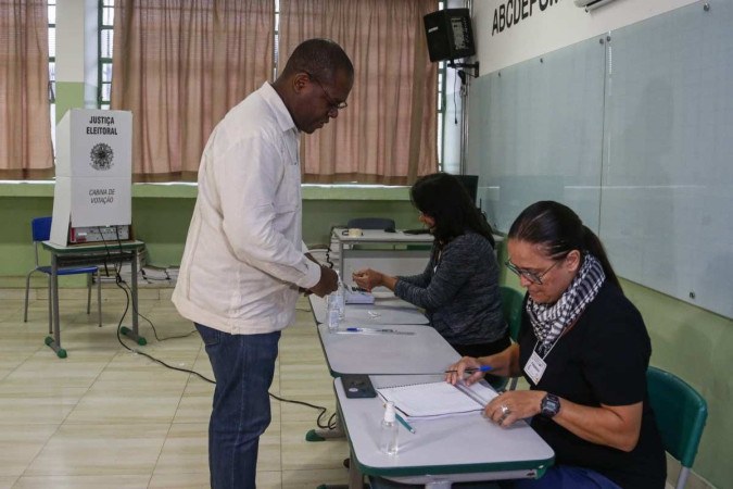 Ministro Silvio Almeida vota para o conselho tutelar, na Vila Mazzei, em São Paulo. - (crédito: Paulo Pinto/Agência Brasil) Ministro Silvio Almeida vota para o conselho tutelar, na Vila Mazzei, em São Paulo. - (crédito: Paulo Pinto/Agência Brasil)