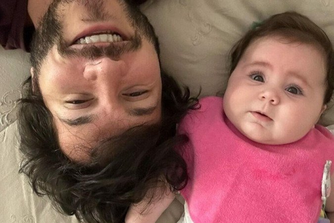 Enquanto Eliezer cuida da filha em casa, mantendo-a protegida da maldade da internet, Viih Tube está a trabalho em Paris -  (crédito: Reprodução/Instagram @eliezer)