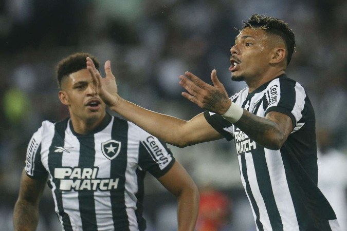 Organizada do Botafogo cobra reação e tem conversa com jogadores