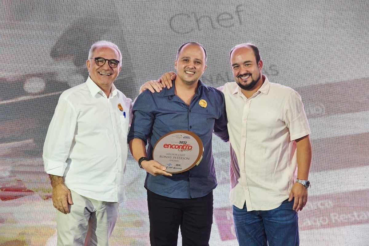 Os chefs Rosario Tessier, Rony Peterson e Marcelo Petrarca, finalistas da categoria em 2022: Peterson foi o premiado da edição passada     