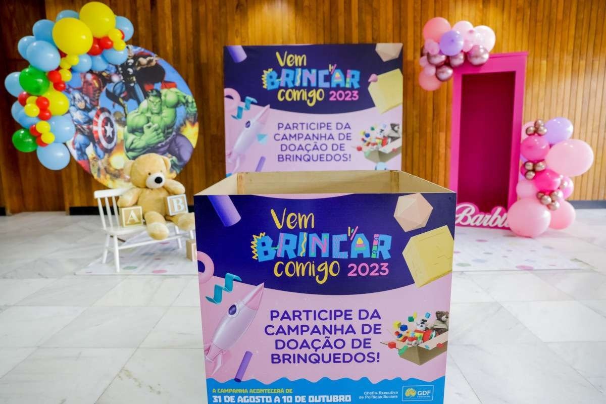 Campanha recebe doação de brinquedo por drive-thru no Palácio do Buriti