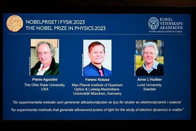 Os laureados deste ano: o físico americano Pierre Agostini, o físico húngaro-austríaco Ferenc Krausz e a física francesa Anne L'Huillier durante o anúncio dos vencedores do Prêmio Nobel de Física de 2023 -  (crédito: Jonathan Nackstrand/AFP)