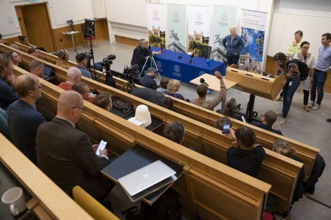A física franco-sueca Anne L'Huillier, uma das ganhadoras do Nobel de física deste ano, dá uma entrevista coletiva na Universidade de Lund, em 3 de outubro de 2023 -  (crédito: Ola TORKELSSON / TT NEWS AGENCY / AFP)