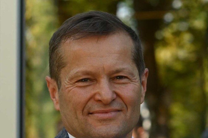  Hungarian-Austrian physicist Ferenc Krausz poses after the announcement of the winners of the 2023 Nobel Prize in Physics at the Max-Planck Institute in Garching, on October 3, 2023. Three atomic physicists, France's Pierre Agostini, Hungarian-Austrian Ferenc Krausz and French-Swedish Anne L'Huillier, won the Nobel Physics Prize for research into tools for exploring electrons inside atoms and molecules. (Photo by Christof Stache / AFP)
      