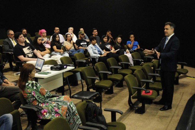  Oficina para capacitar profissionais na produção e edição de conteúdos para coberturas jornalísticas sobre violência doméstica, com o  promotor de Justiça Daniel Bernoulli, da Promotoria do Tribunal do Júri do Paranoá.