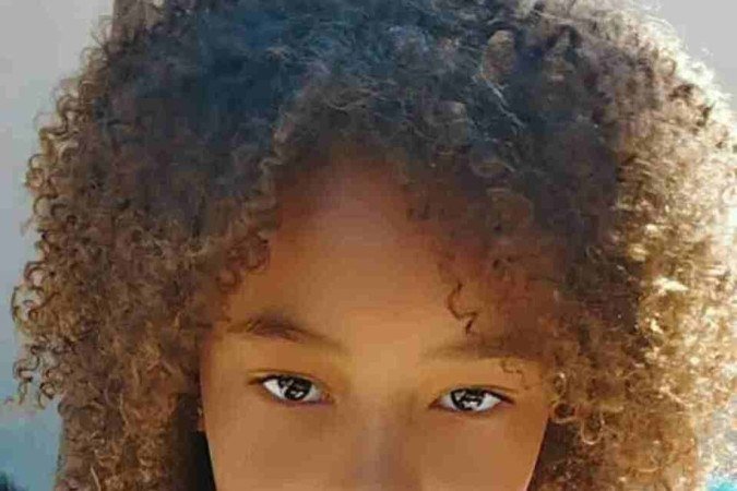 A pequena Alice com seus cachos 