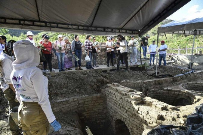 Parentes de vítimas desaparecidas esperam em frente às câmaras de cremação onde grupos paramilitares fizeram desaparecer suas vítimas durante o conflito armado, na área de Juan Frio, no município de Villa del Rosario - (crédito: SCHNEYDER MENDOZA / AFP) Parentes de vítimas desaparecidas esperam em frente às câmaras de cremação onde grupos paramilitares fizeram desaparecer suas vítimas durante o conflito armado, na área de Juan Frio, no município de Villa del Rosario - (crédito: SCHNEYDER MENDOZA / AFP)
