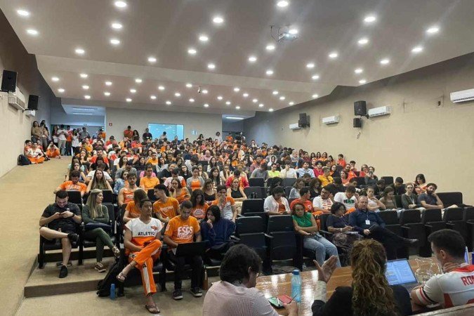 Se reuniram estudantes da ESCS, coordenação e diretoria da ESCS e também a reitoria da Universidade do Distrito Federal (UnDF) para discutir futuro da ESCS - (crédito: Izabel Perez (aluna da Escs) ) Se reuniram estudantes da ESCS, coordenação e diretoria da ESCS e também a reitoria da Universidade do Distrito Federal (UnDF) para discutir futuro da ESCS - (crédito: Izabel Perez (aluna da Escs) )