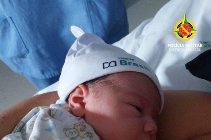 Policiais abrem caminho para mulher em trabalho de parto atravessar congestionamento
- (crédito: PMDF)
Policiais abrem caminho para mulher em trabalho de parto atravessar congestionamento
- (crédito: PMDF)