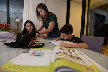 A servidora pública Jucianne com os filhos Marcelle e Rafael: bem-estar é prioridade -  (crédito: Minervino Júnior/CB/D.A Press)
