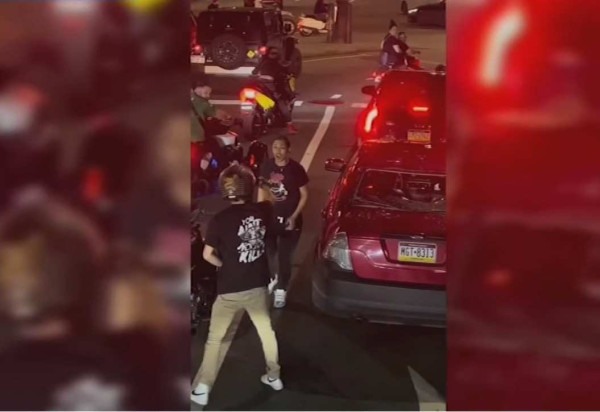 Vídeo: Motociclista sobe em carro e quebra vidro traseiro durante discussão  nos EUA