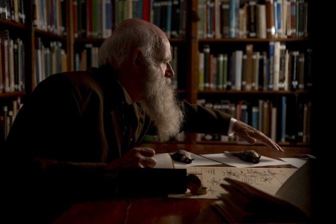 O norte-americano Kenneth Noll, fantasiado do naturalista, geólogo e biólogo inglês Charles Robert Darwin       -  (crédito: Carlos ESPINOSA / AFP)