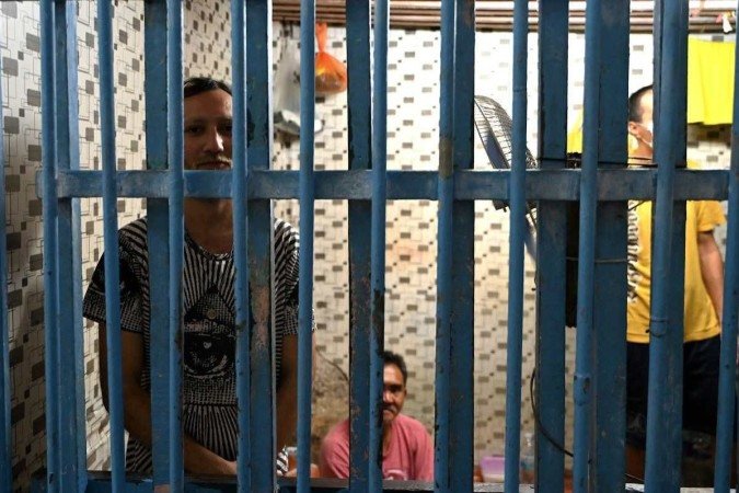 Amadeus Fernando Pagente, popularmente conhecido como Pura Luka Vega, um artista drag, está preso depois de ser acusado de blasfêmia e declarado 