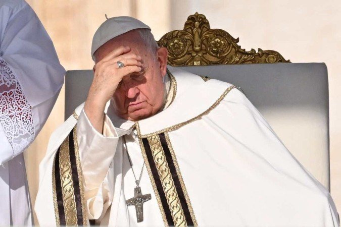 Pope Francis leads a mass on the opening day of the 16th Ordinary General Assembly of the Synod of Bishops, at St Peter's square in The Vatican, on October 4, 2023. (Photo by Andreas SOLARO / AFP)
      