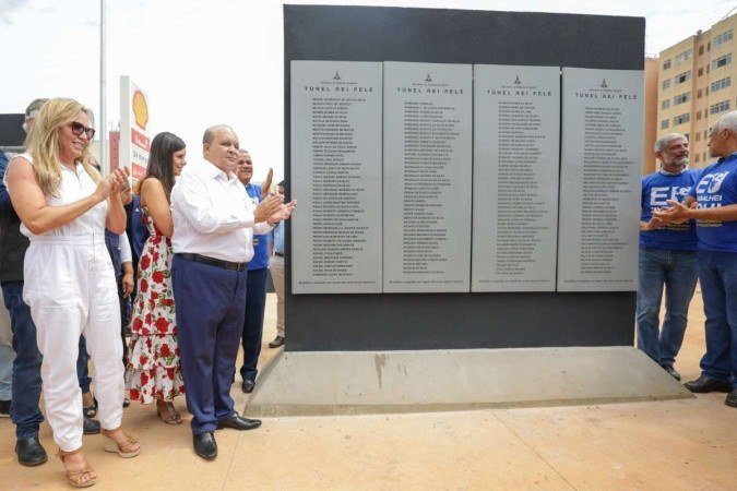 Placas com os nomes dos trabalhadores foram descerradas para homenagear os que atuaram na obra - (crédito: Renato Alves/ Agência Brasília) Placas com os nomes dos trabalhadores foram descerradas para homenagear os que atuaram na obra - (crédito: Renato Alves/ Agência Brasília)