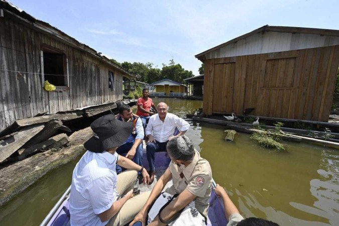 Alckmin e Marina (de costas) visitam Catalão. Comunidade perto de Manaus ficou isolada pela baixa do Rio Negro -  (crédito: Cadu Gomes/VPR)