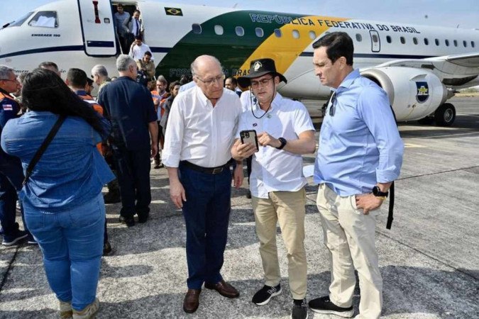 A comitiva do governo federal desembarcou por volta das 8h em Manaus, visitou o Porto da cidade e seguiu para um sobrevoo das comunidades afetadas -  (crédito: Cadu Gomes/VPR)