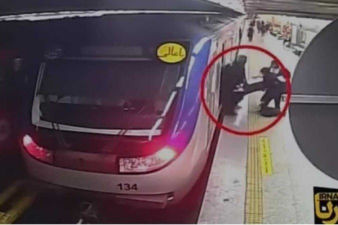Câmera de segurança mostra jovem sendo carregada para fora do vagão - (crédito: X/Reprodução) Câmera de segurança mostra jovem sendo carregada para fora do vagão - (crédito: X/Reprodução)
