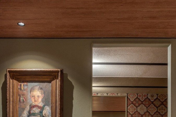 O Morada Brasília apostou no uso do tecido estampado na parede do lavabo