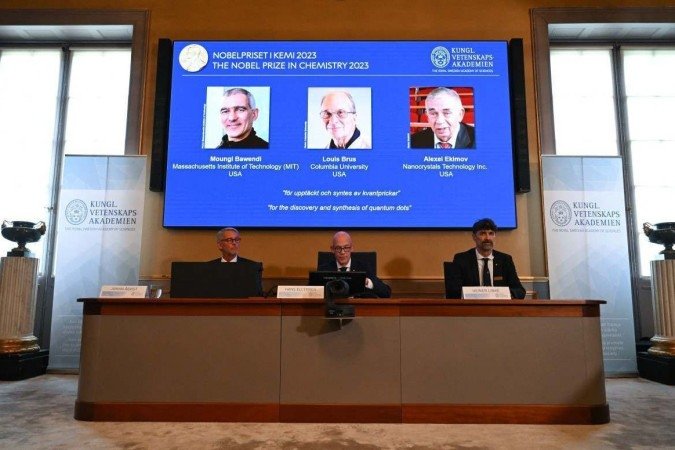 Os químicos norte-americanos Moungi Bawendi e Louis Brus e o físico russo Alexei Ekimov foram os ganhadores do Nobel de Química deste ano - (crédito: JONATHAN NACKSTRAND / AFP) Os químicos norte-americanos Moungi Bawendi e Louis Brus e o físico russo Alexei Ekimov foram os ganhadores do Nobel de Química deste ano - (crédito: JONATHAN NACKSTRAND / AFP)