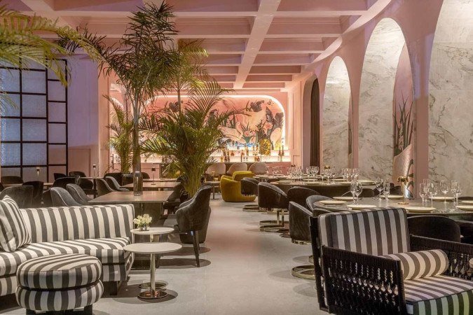 O Restaurante New apostou em um papel de parede estampado em que o rosa é a cor predominante - (crédito: Edgar Cesar ) O Restaurante New apostou em um papel de parede estampado em que o rosa é a cor predominante - (crédito: Edgar Cesar )