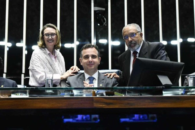 Aprovado no Senado: Autora do PL 976/2022, deputada Maria do Rosário (PT-RS); presidente da Casa, senador Rodrigo Pacheco (PSD-MG); e o relator, senador Paulo Paim (PT-RS) -  (crédito: Roque de Sá/Agência Senado)