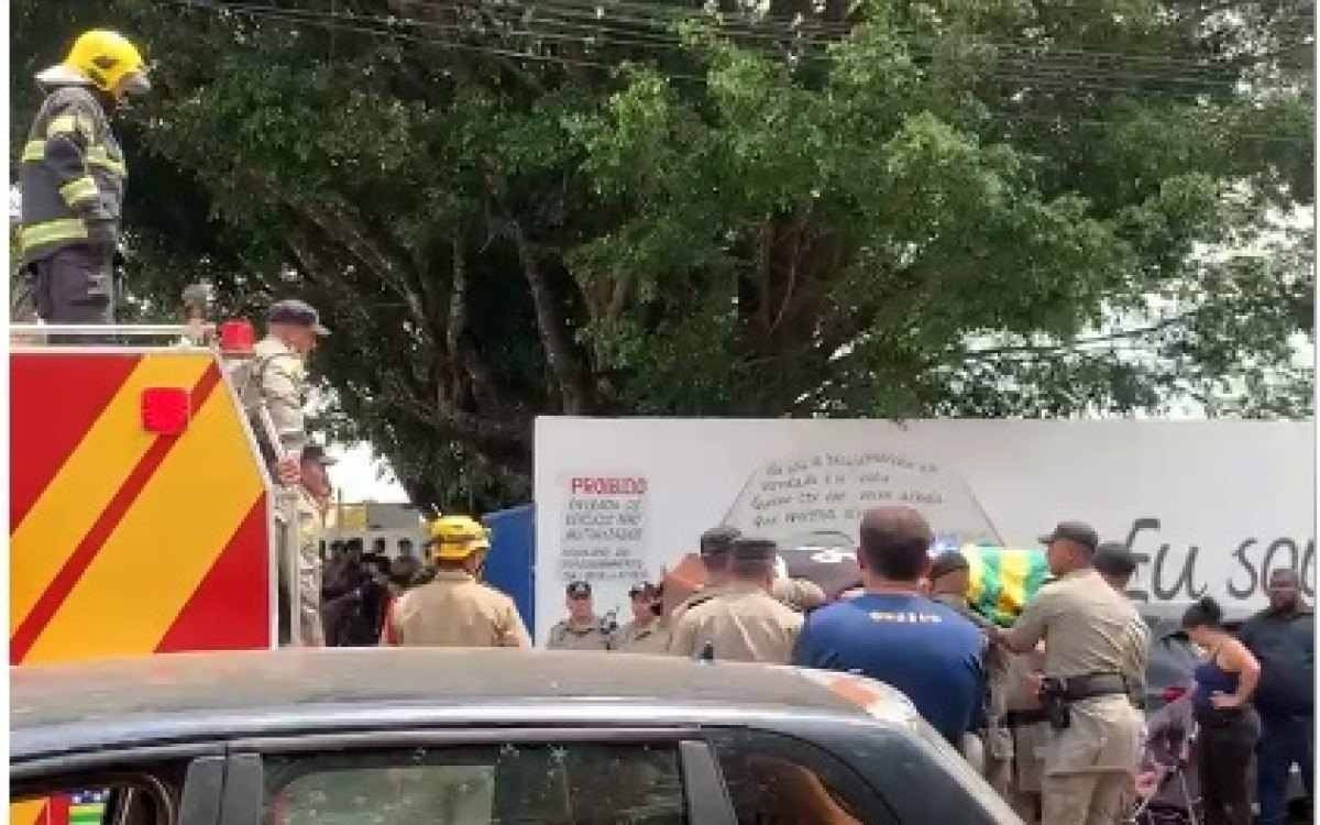 Cortejos marcam adeus a PMs que morreram afogados durante busca por criminoso