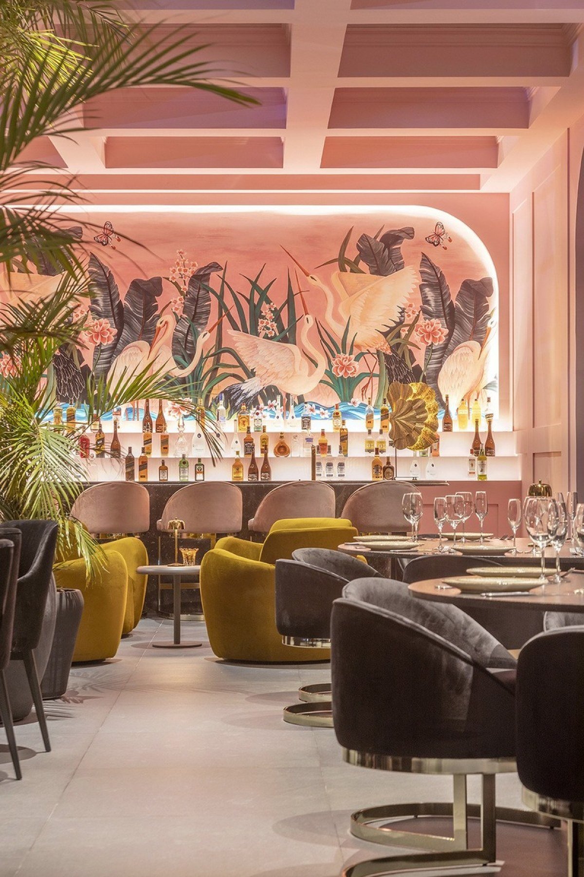 No Restaurante New, o papel de parede rosa estampado da o tom do projeto, que  contrastam com o verde, que se apresenta por meio do paisagismo.