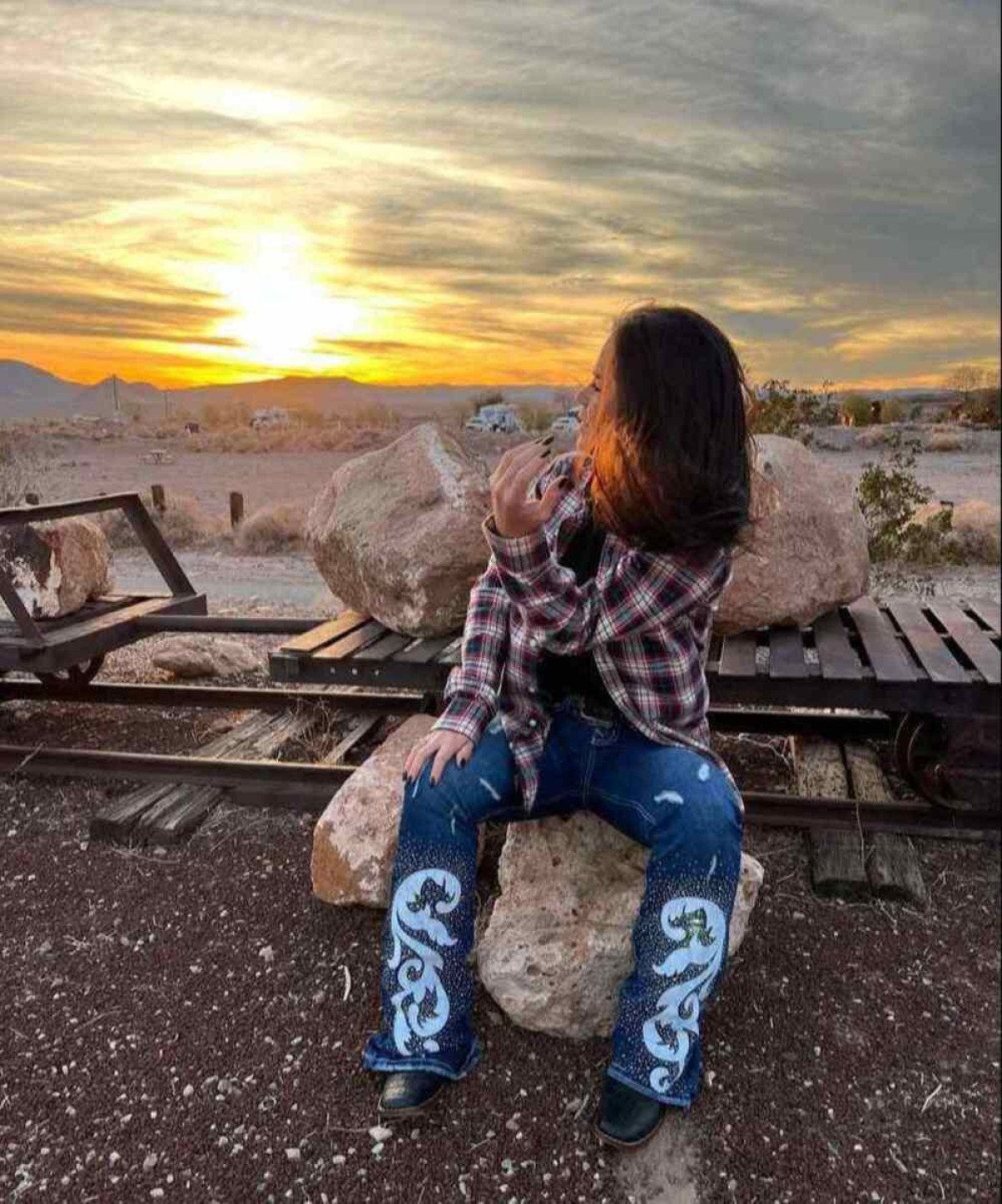  Filha de pai mineiro, nascido em Patos de Minas, e mãe goiana, criada no interior do Goiás, a influenciadora é neta de pecuarista e, logo que nasceu, se viu envolvida nas raízes culturais da família 