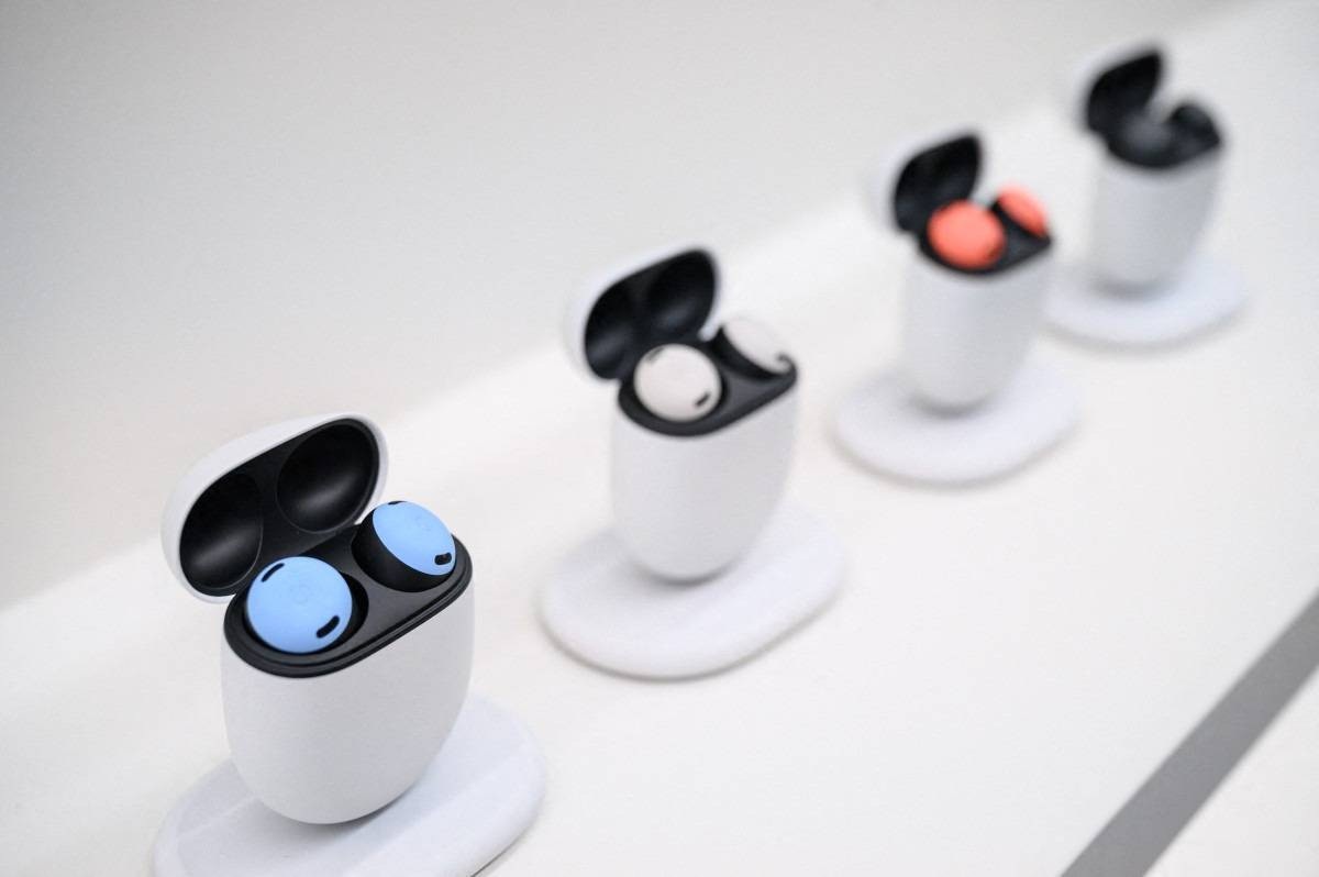 Google Pixel Buds Pro são exibidos durante um evento de lançamento de produto do Google em Nova York em 4 de outubro de 2023.