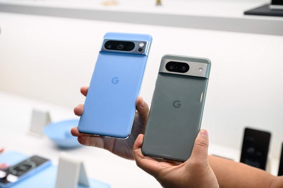 Telefones Google Pixel 8 Pro são exibido durante um evento de lançamento de produto do Google em Nova York em 4 de outubro de 2023.            