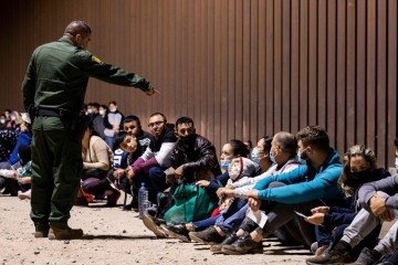 O governo americano busca dissuadir que imigrantes ilegais cruzem a fronteira -  (crédito: EPA)