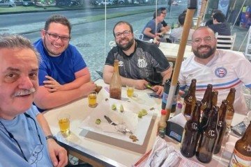 Marcos, Daniel Sonnewend Proença (hospitalizado), Diego Ralf Bomfim e Perseu Ribeiro Almeida: médicos tiraram foto no quiosque momentos antes da ação dos criminosos -  (crédito: Reprodução)