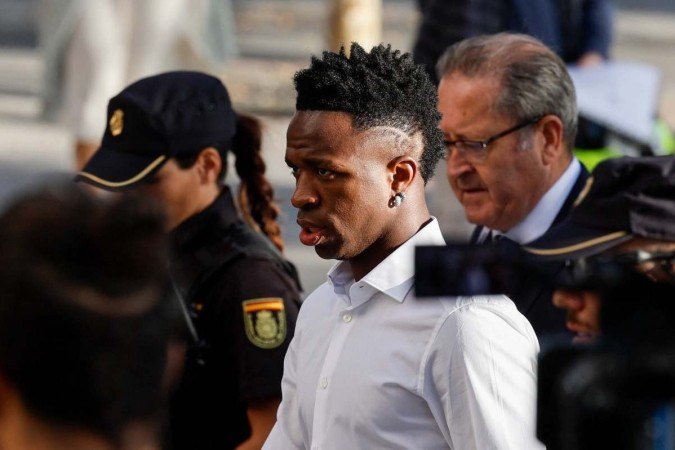O atacante do Real Madrid foi alvo de insultos racistas na partida contra o Valencia em 21 de maio, que terminou com a derrota dos merengues por 1 a 0 - (crédito: OSCAR DEL POZO / AFP) O atacante do Real Madrid foi alvo de insultos racistas na partida contra o Valencia em 21 de maio, que terminou com a derrota dos merengues por 1 a 0 - (crédito: OSCAR DEL POZO / AFP)