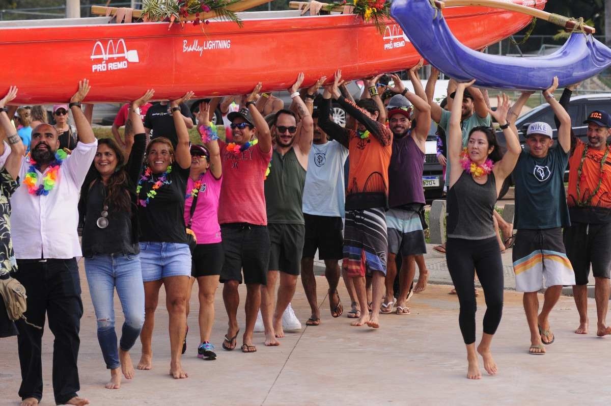 Participantes do Campeonato Brasileiro de VA´A Velocidade carregaram as suas canoas até o local da prova