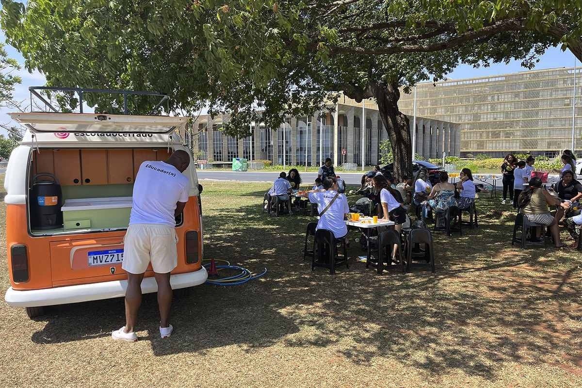 A bordo de Kombi, Escola do Cerrado dá aula de resistência e transformação social