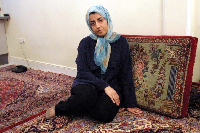 Narges Mohammadi é uma ativista iraniana de direitos humanos e vencedora do Prêmio Nobel da Paz em 2023. - (crédito: AFP) Narges Mohammadi é uma ativista iraniana de direitos humanos e vencedora do Prêmio Nobel da Paz em 2023. - (crédito: AFP)