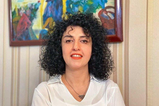 Foto de Narges Mohammadi, concedida pela fundação que leva o mesmo nome. Ela recebeu o prêmio Nobel da Paz pela Foto de Narges Mohammadi, concedida pela fundação que leva o mesmo nome. Ela recebeu o prêmio Nobel da Paz pela