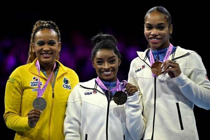 Rebeca Andrade, Simone Biles e Shilese Jones deixaram de lado a rivalidade e se uniram no pódio para enviar um recado de representatividade - (crédito: Lionel Bonaventure/AFP) Rebeca Andrade, Simone Biles e Shilese Jones deixaram de lado a rivalidade e se uniram no pódio para enviar um recado de representatividade - (crédito: Lionel Bonaventure/AFP)
