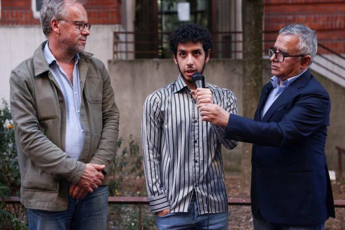 O jornalista iraniano Taghi Rahmani (D), marido da ativista dos direitos iranianos e ganhadora do Prêmio Nobel da Paz de 2023 Narges Mohammadi, seu filho Ali (C), e o repórter Christophe Deloire (E) nesta sexta-feira - (crédito: Thomas SAMSON/AFP) O jornalista iraniano Taghi Rahmani (D), marido da ativista dos direitos iranianos e ganhadora do Prêmio Nobel da Paz de 2023 Narges Mohammadi, seu filho Ali (C), e o repórter Christophe Deloire (E) nesta sexta-feira - (crédito: Thomas SAMSON/AFP)