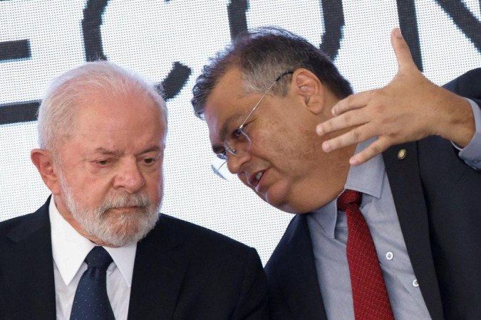Lula e Flávio Dino; apesar do curto tempo de governo, especialistas apontam para falhas na gestão -  (crédito: REUTERS/Adriano Machado)