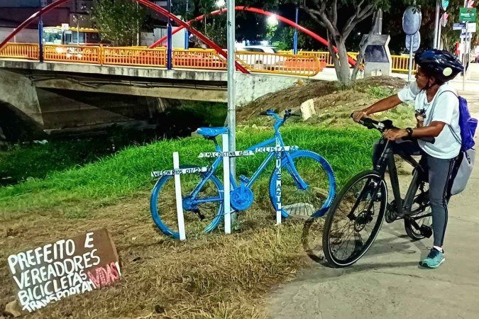 Bicicleta pintada de azul, em Jequié (BA), simboliza protesto contra as mortes de três ciclistas - (crédito: Movimento Ciclo-Olhar/Divulgação) Bicicleta pintada de azul, em Jequié (BA), simboliza protesto contra as mortes de três ciclistas - (crédito: Movimento Ciclo-Olhar/Divulgação)