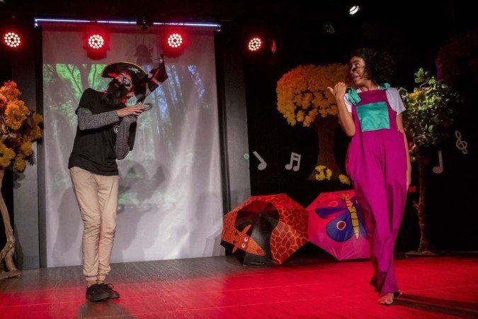 O maquinista Caracol vai levar o público para passear pelas quatro estações do ano: verão, outono, inverno e primavera - (crédito: Teatro Caracol/Divulgação) O maquinista Caracol vai levar o público para passear pelas quatro estações do ano: verão, outono, inverno e primavera - (crédito: Teatro Caracol/Divulgação)
