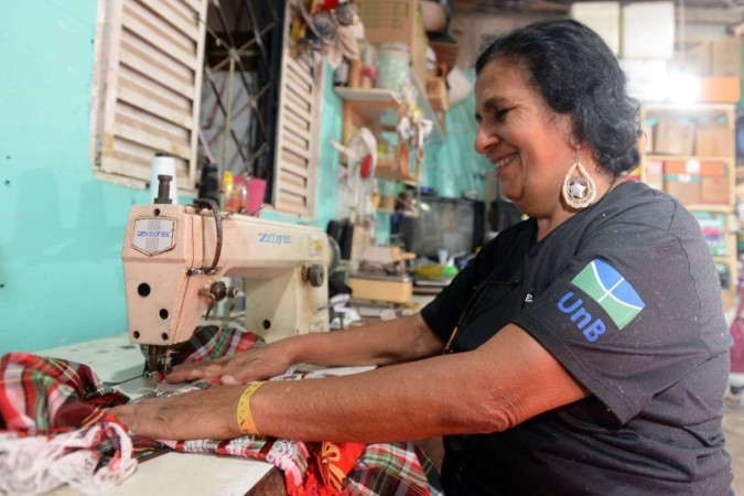 Cleunice Castro, 66, foi aluna da UniSER e atua como professora voluntária de artesanato e organizadora de eventos na instituição -  (crédito: Minervino Júnior/CB/D.A.Press)