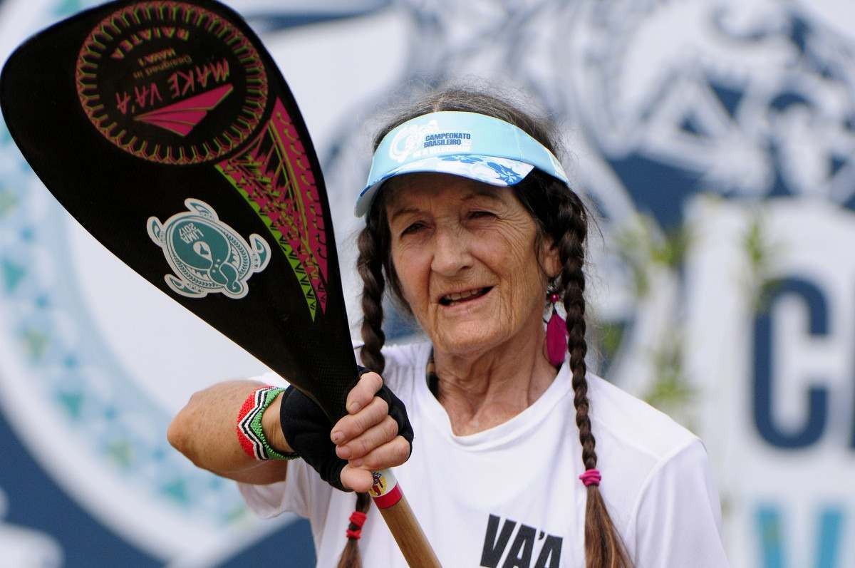 Aos 72 anos, Vik Birkbeck conta que conheceu o esporte em 2012. Para ela, a canoa havaiana é maravilhosa por ser inclusiva