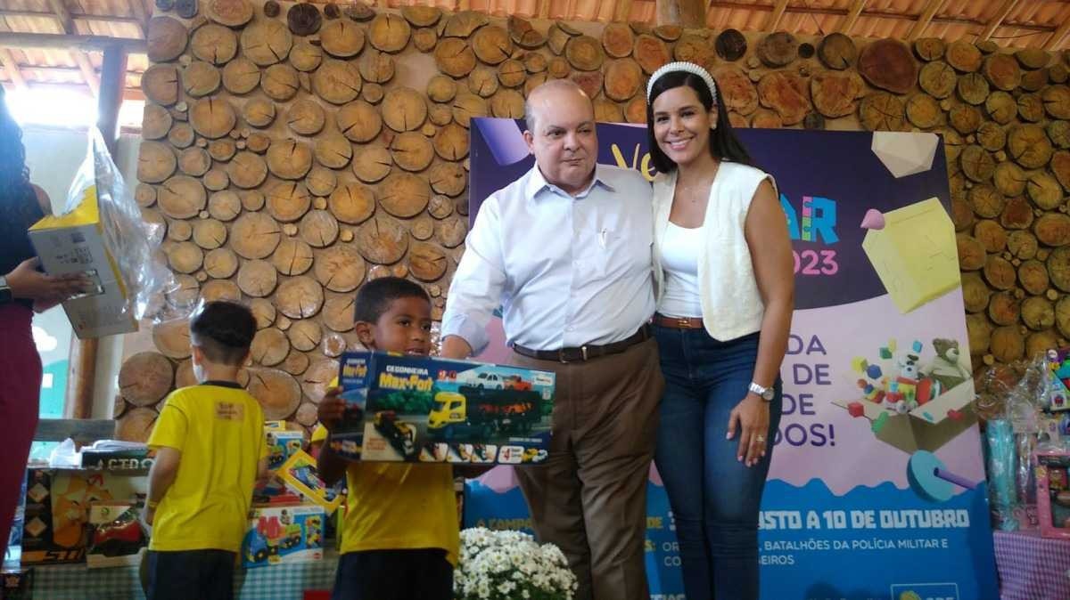 Governador Ibaneis Rocha entrega brinquedos a crianças em fazenda do Núcleo Bandeirante