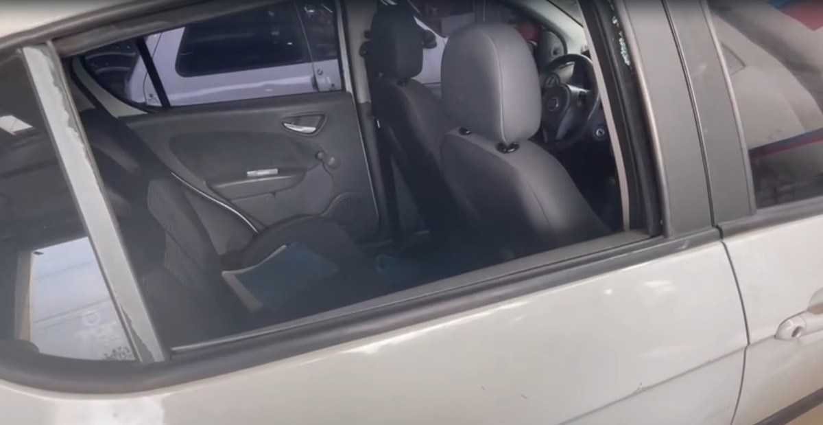 Violinista mostra carro com vidro quebrado após furto de violinos e equipamentos