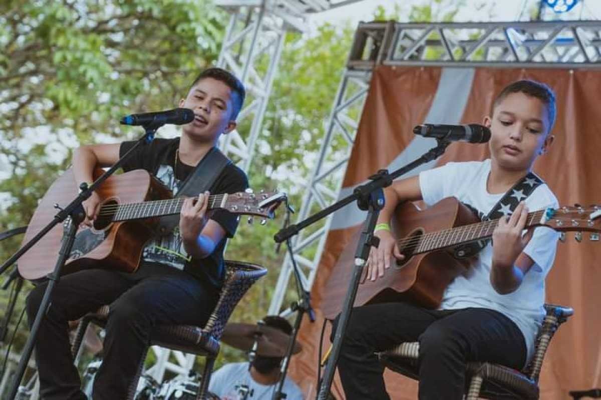 Aos sete anos de idade os meninos já arriscavam nos acordes do violão 
