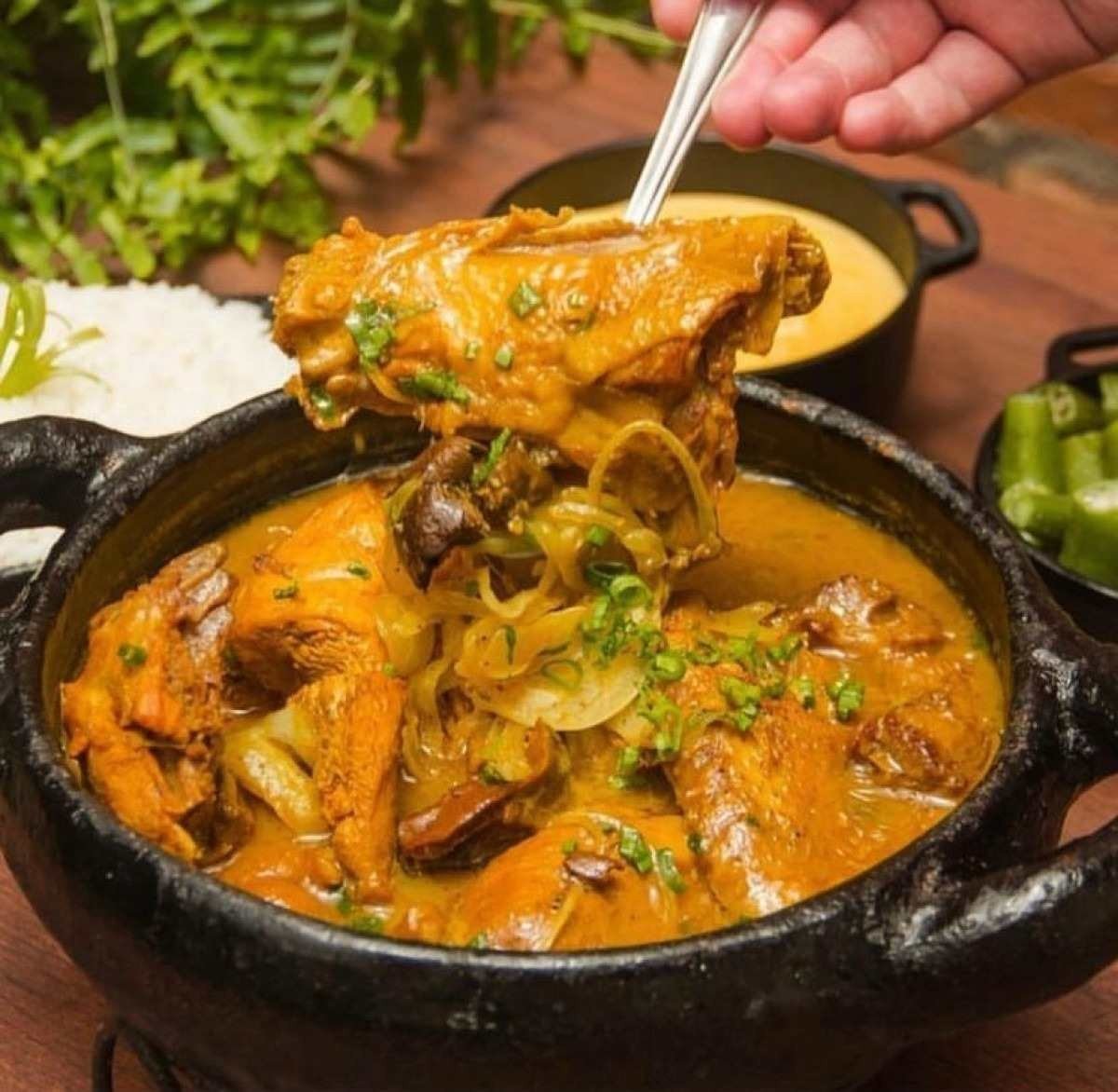 A galinha caipira é um dos pratos mais pedidos do cardápio do restaurante 