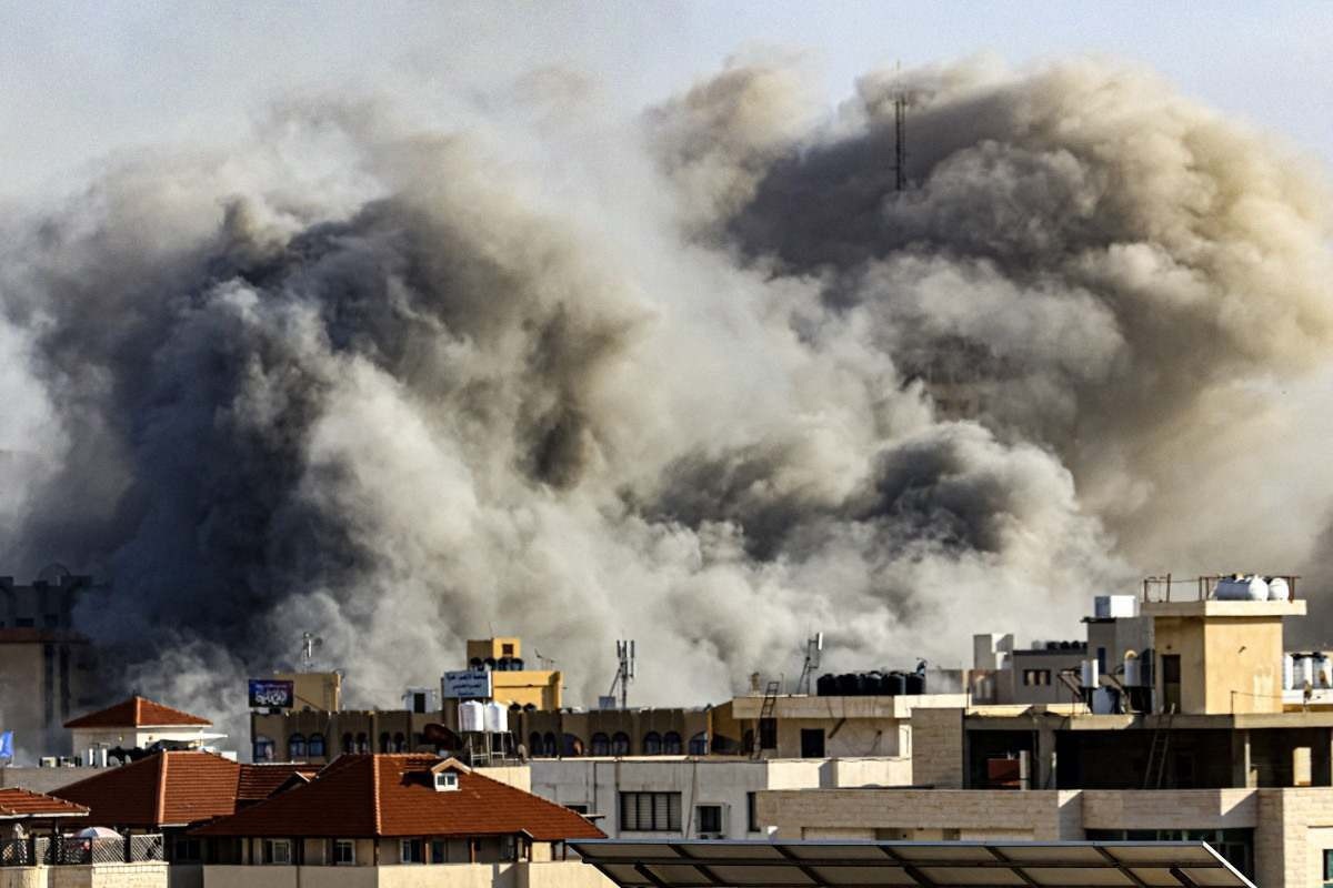 Plumas de fumaça sobem sobre a cidade de Gaza em 7 de outubro de 2023 durante ataques aéreos israelenses, após a invasão surpresa do Hamas em Israel, com uso de mais de 5 mil foguetes. Militantes palestinos iniciaram uma 